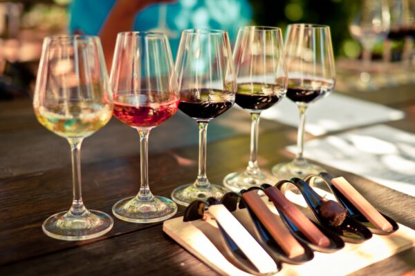 Rượu vang cũng khá phù hợp với các loại socola. (Ảnh: Wine Estate)