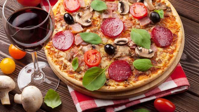 Vang đỏ nhẹ là sự lựa chọn lý tưởng cho món bánh Pizza. (Ảnh: Chronicle Herald)