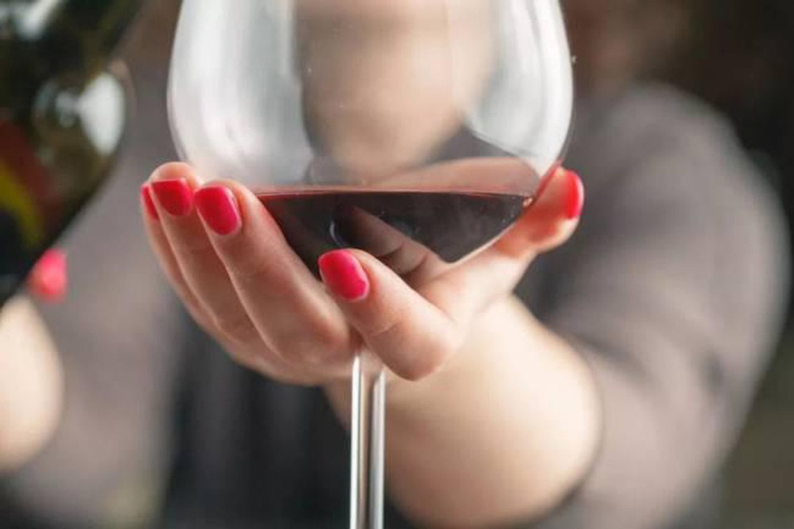 Làm thế nào để nếm thử và đánh giá một ly rượu vang nhập khẩu như một chuyên gia?