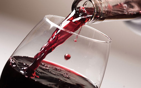 Một loại rượu vang nhập khẩu hài hòa có tất cả các hương vị của nó được tích hợp liền mạch