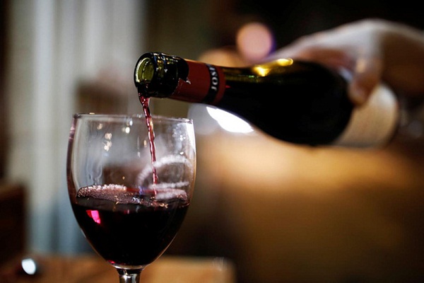 Rượu vang Ý Tommasi Amarone Classico có màu đỏ ruby đậm cùng hương vị phức hợp của anh đào chín