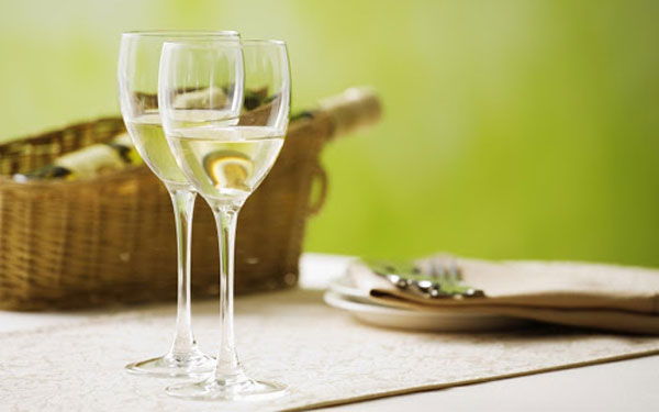 Một số kiểu rượu trắng được làm từ nho đỏ.