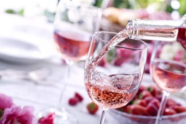 Rượu vang hồng có độ ngọt vừa phải, phảng phất mùi hương của các loại trái cây